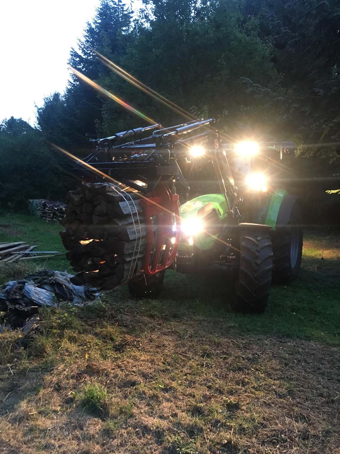 Ulrich Bitzer verlädt Holzbündel mit Deutz Schlepper