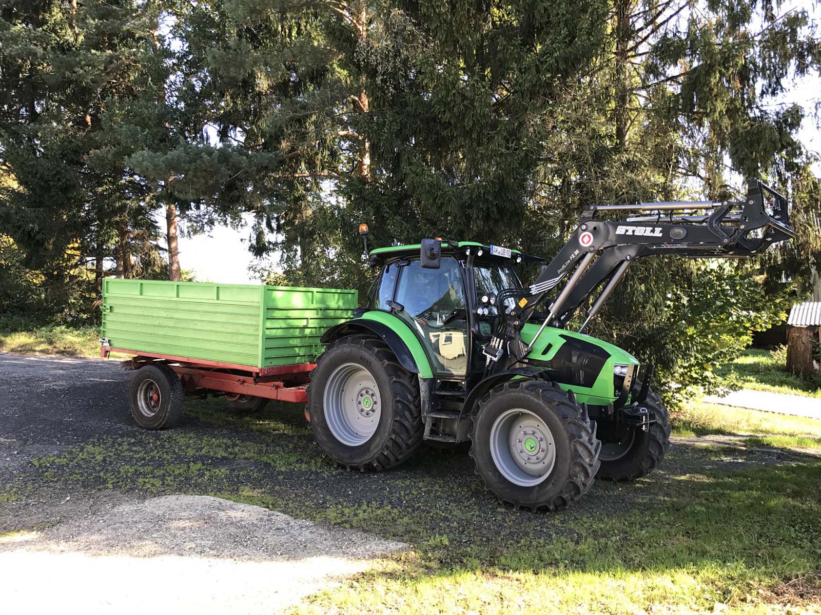 Deutz Fahr Schlepper mit Anhänger