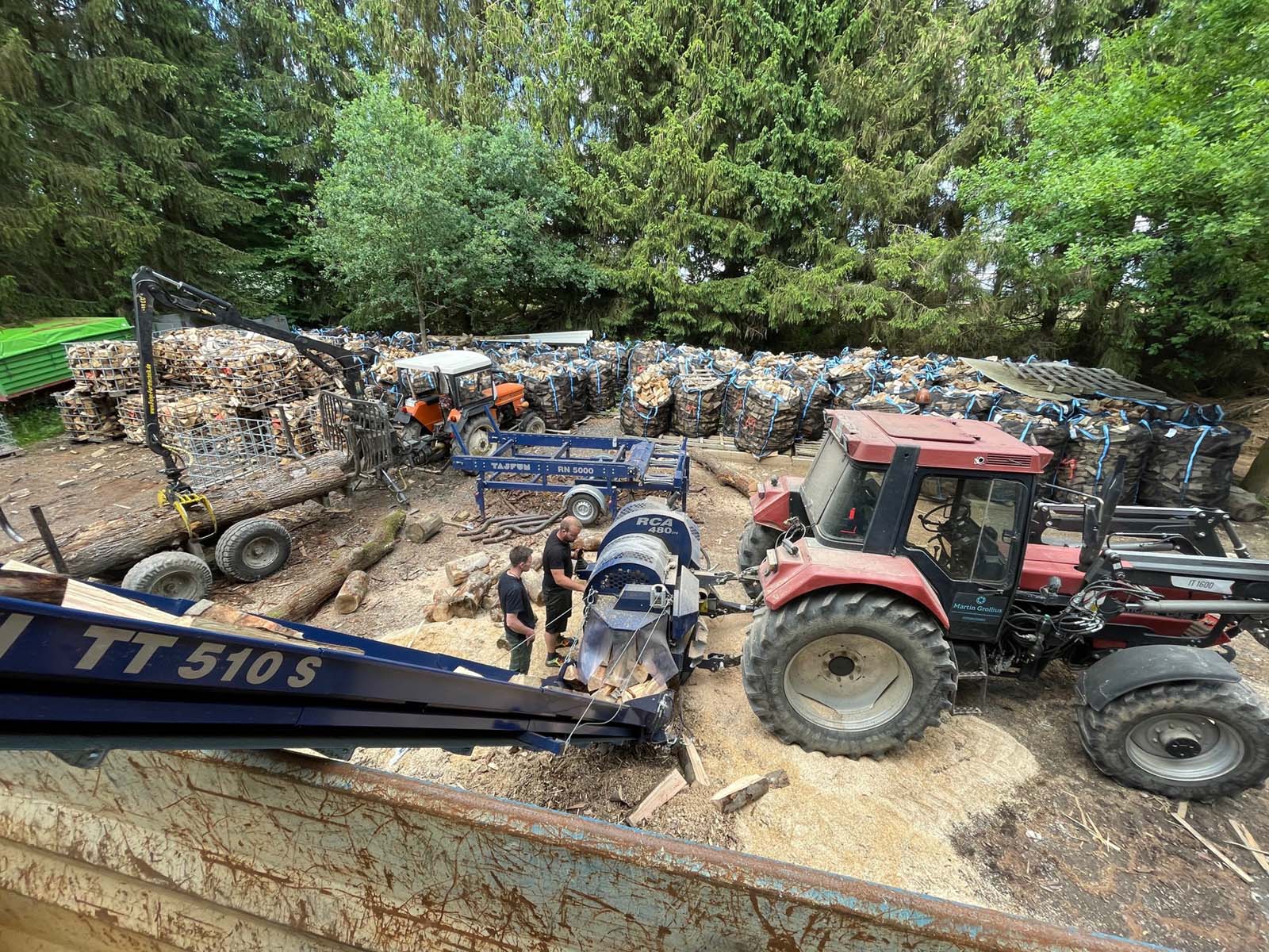 2 Schlepper bündeln Holz